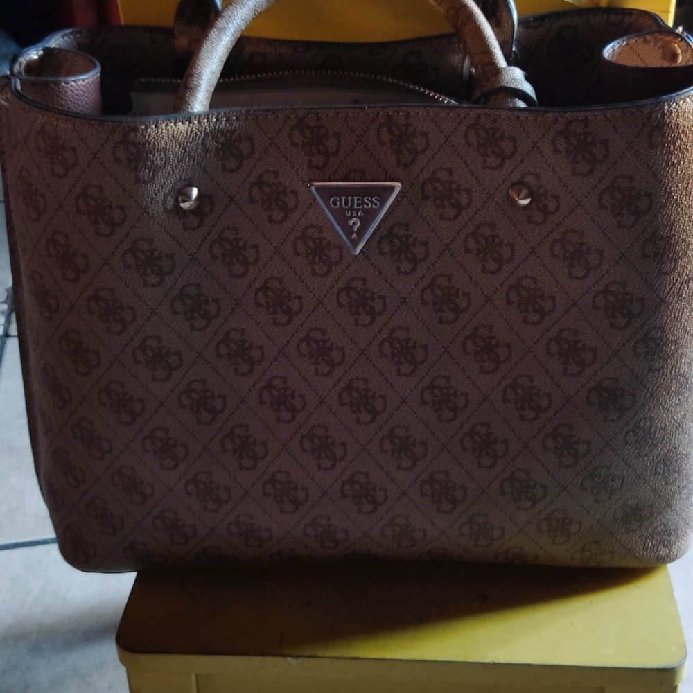 GUESS SATCHEL - Picture 2 of 2